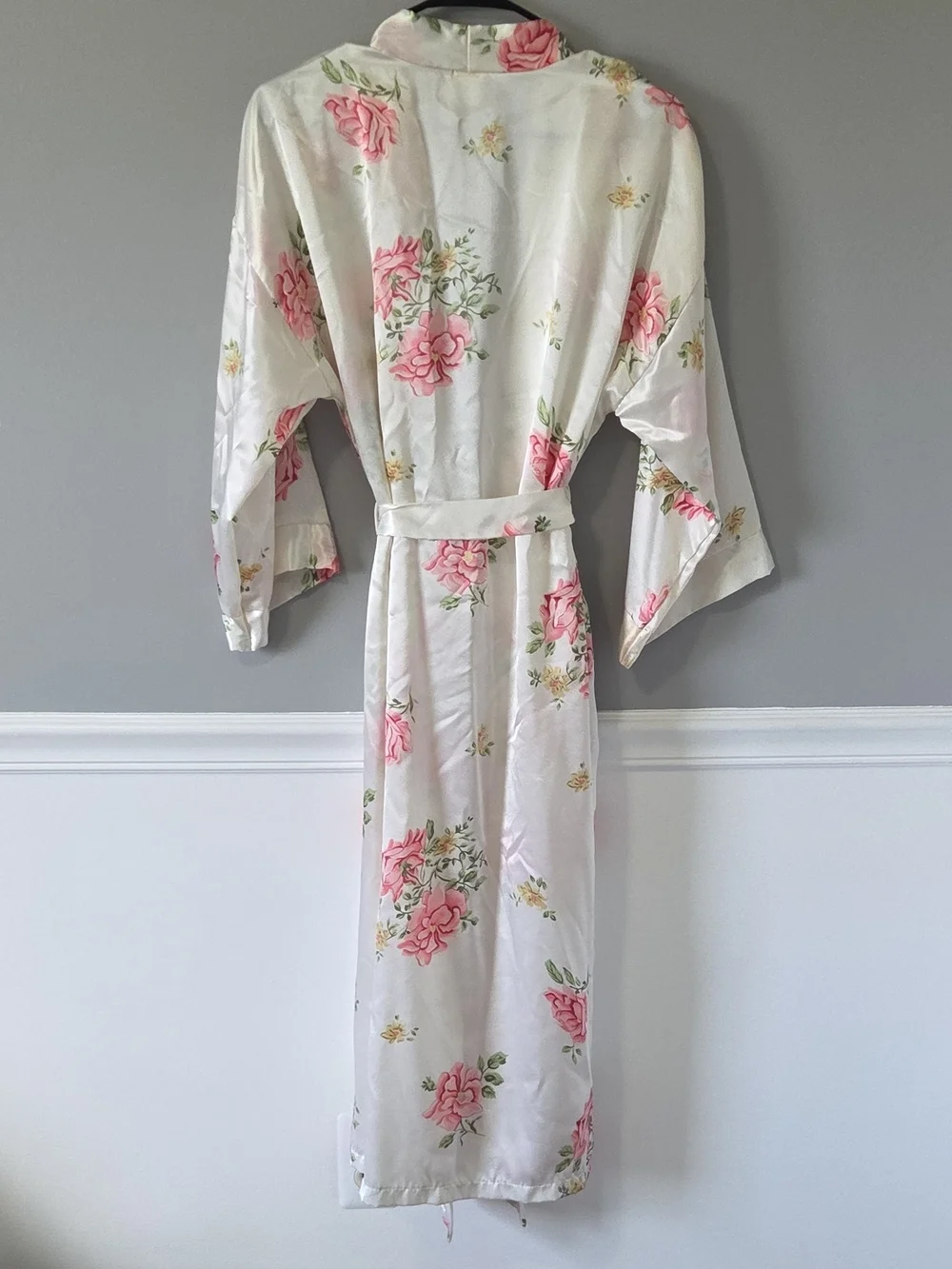 Vtg Floral Long Satin Kimono Robe in White with Pink Roses 3/4 Sleeves Feminine